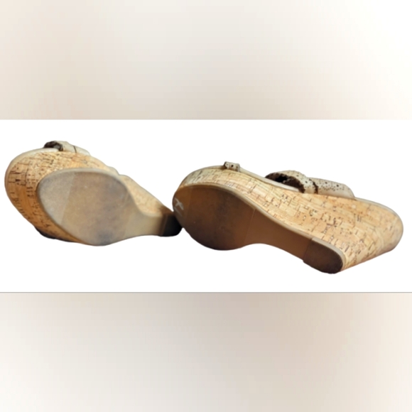 EUC Heart in D multi laser cut strap wedge heel tan faux leather scalloped edges - Picture 5 of 6